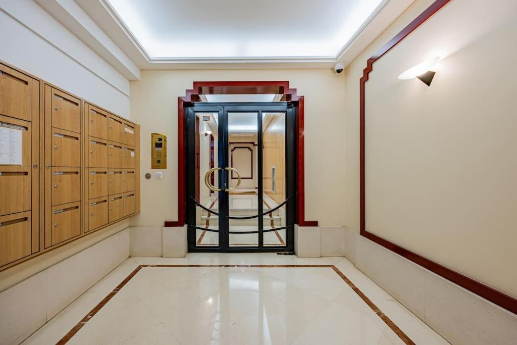 Grand Et Central, 8E Pres Elysee Paris Bagian luar foto